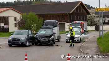Auto kollidiert mit Anhängergespann – Pferd und Personen bleiben unverletzt