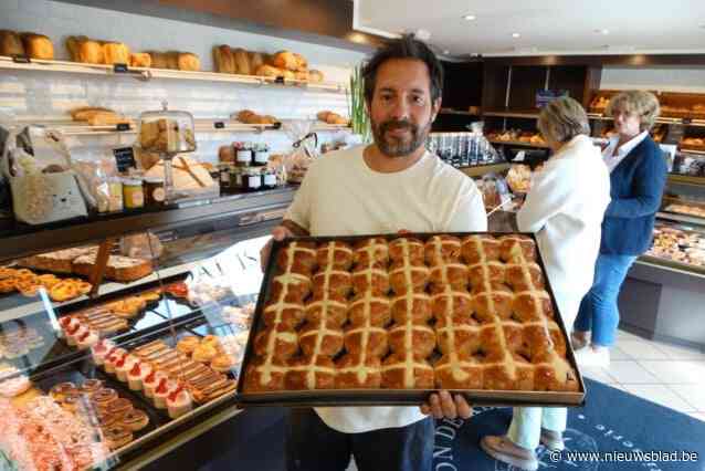Bakker Toon (40) viert Goede Vrijdag met hot cross buns: “Een smaakvol rozijnenbroodje dat maar weinigen kennen”