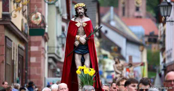 Andächtiger Schweigemarsch am Karfreitag durch Lohr