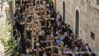 Christen ziehen an Karfreitag über die Via Dolorosa in Jerusalem