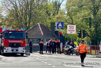 Oudere man met kleine kinderen belandt met wagen in water in Brugge: bestuurder zou signaal van slagboom genegeerd hebben