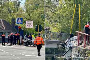 Oudere man belandt met auto waarin kleine kinderen zitten in water in Brugge, bestuurder zou slagboom genegeerd hebben