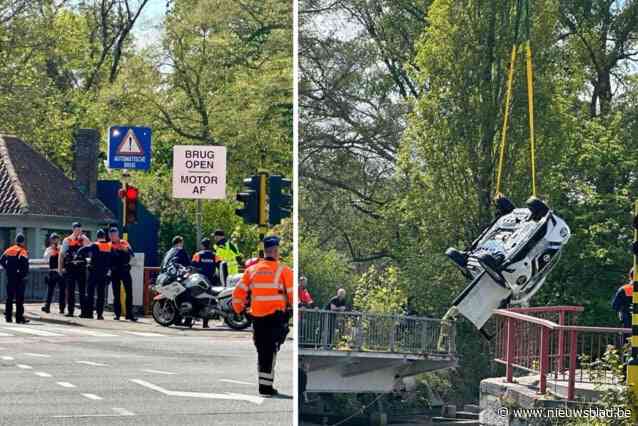 Opa en kleinkind kritiek nadat auto in het water belandt in Brugge, één kind kan zichzelf bevrijden