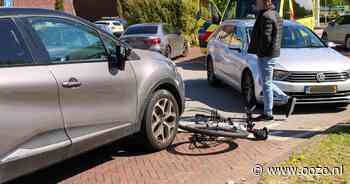 Fietsende tiener naar het ziekenhuis na aanrijding met auto