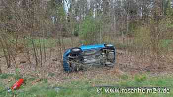 Opel kommt bei Maitenbeth von B12 ab und kracht in Baumgruppe