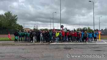 Scioperano i corrieri Amazon: i pacchi restano negli hub, consegne a rilento