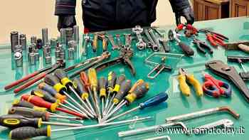 In viaggio con pistola rubata e mazza da baseball. A casa il kit per svaligiare appartamenti