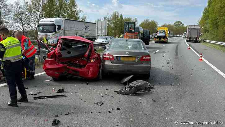 Meerdere voertuigen botsen op elkaar op A2, uur vertraging