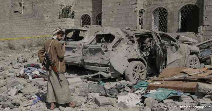 Houthi: “58 morti e 100 feriti in attacco a porto Ras Issa”. Nuovi lanci di missili contro portaerei Usa