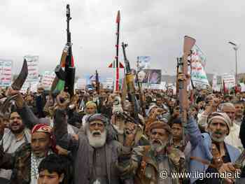 Gli Houthi rispondono ai raid americani: "Attaccate due portaerei e una base israeliana"