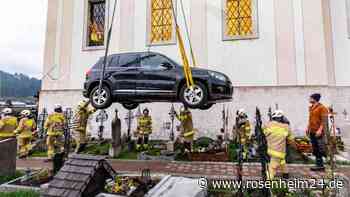 Betrunkene (70) startet „Gräber-Rallye“ – und verwüstet mit SUV halben Friedhof
