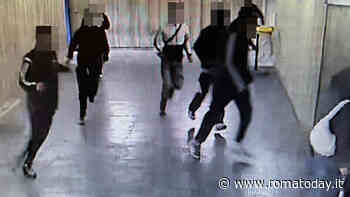 Picchiato, rapinato e accoltellato dal branco a due passi dalla metro