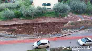 Muro crolla sulla strada e invade la carreggiata: paura a Roma 70
