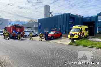 Man op Urk raakt met zijn hand bekneld in machine