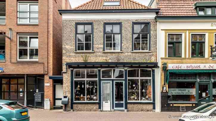 Achter deze twee voordeuren gaat een bijzonder eeuwenoud huis schuil