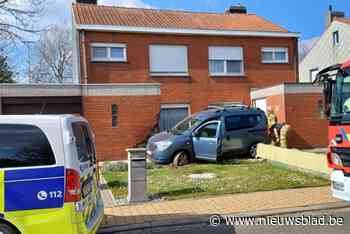 Oudere man belandt met wagen tegen woning van de buren
