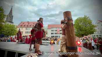 Tausende verfolgen Lebendigen Kreuzweg durch Ulm und Neu-Ulm