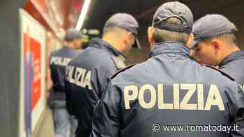 Turista distratto da domande e derubato del portafoglio. La tecnica dei borseggiatori in metro