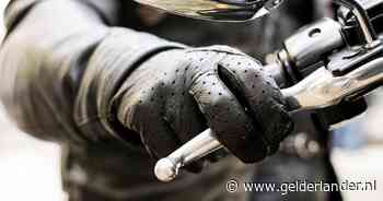 Drie motorrijders trekken zich niks van de regels aan en rijden tegen het verkeer in en door rood