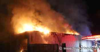 Zeer grote brand in bedrijfspand in Tiel: vlammen slaan uit het dak