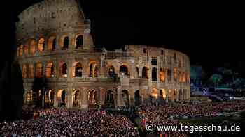 Karfreitagsprozession in Rom: Kreuzweg mit Papst-Gedanken