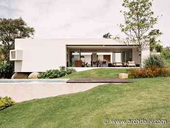 House of Courtyards / Felipe Hess Arquitetos