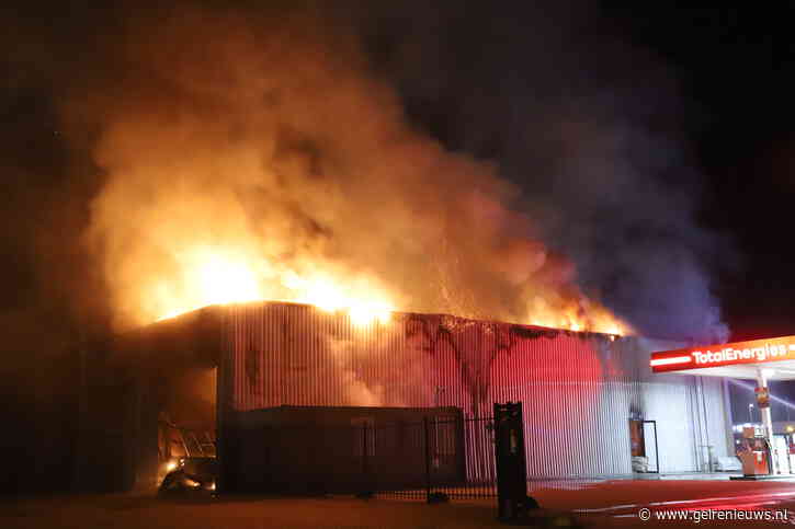 Grote brand verwoest loods naast tankstation