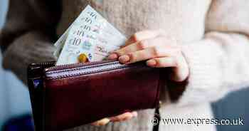 HMRC gives £300 a year bonus to people on DWP benefit