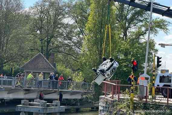 Opa (73) overleden na ongeval in Brugge waarbij auto in het water belandde, kleindochter (10) werd in kritieke toestand naar ziekenhuis gebracht