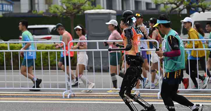 Chinesische Roboter laufen Halbmarathon gegen Menschen