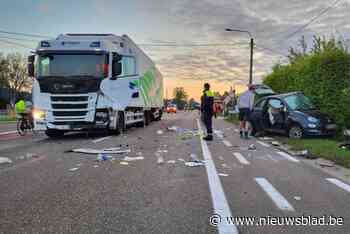 Twintiger overleden en vier zwaargewonden na botsing tegen vrachtwagen, bestuurder legt positieve ademtest af