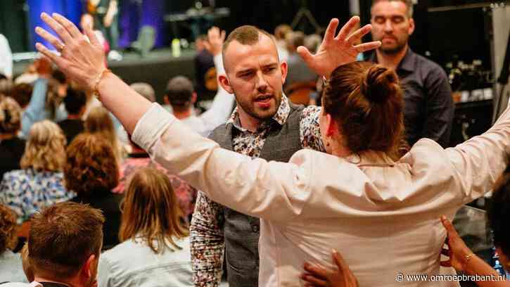 Omstreden gebedsgenezer houdt kinderwensdienst: 'God is geen automaat'