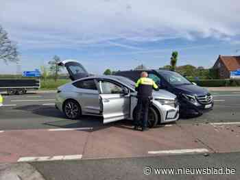 Twee auto’s botsen op Baan naar Bree in Peer: beide bestuurders raken lichtgewond