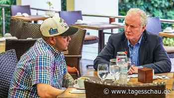 Treffen mit Abgeschobenem: Van Hollen fordert Konsequenzen und erklärt "Margarita"-Glas