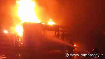 Incendia un camper a Roma, fermato mentre appicca le fiamme