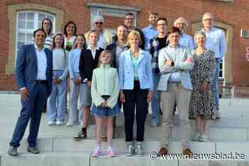 Belgisch kampioen tafeltennis Ellen Barzeele in de bloemetjes gezet
