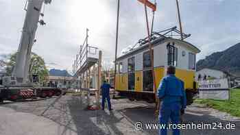 Neues Wahrzeichen: Brannenburg begrüßt Besucher mit alter Wendelstein-Bahn-Lok