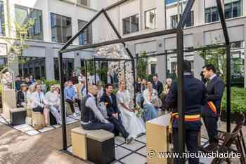 Ontwerper van kunstwerk huwt als eerste in binnentuin van het stadhuis
