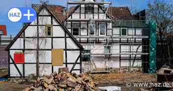 Abriss: Bauarbeiter entkernen Asbesthaus an der Senator-Bauer-Straße