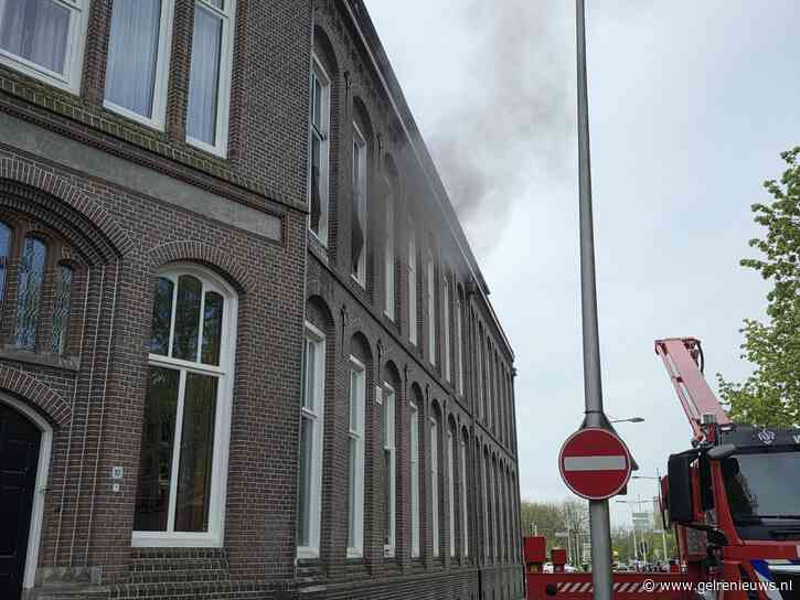 Brand in kamer van woonzorgcentrum, zwarte rook zichtbaar uit bovenverdieping