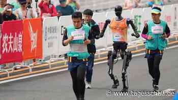 Chinesische Roboter laufen Halbmarathon gegen Menschen