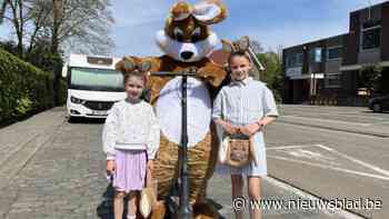 Paashaas rijdt op elektrische step in Westmalle