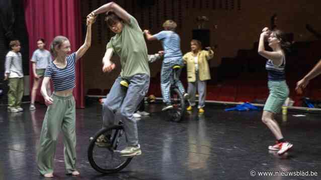 Circusatelier 't Sirk trekt naar festivals met eerste volwaardige voorstelling: “Het circus biedt een veilige plek voor mensen die zich elders minder goed voelen”
