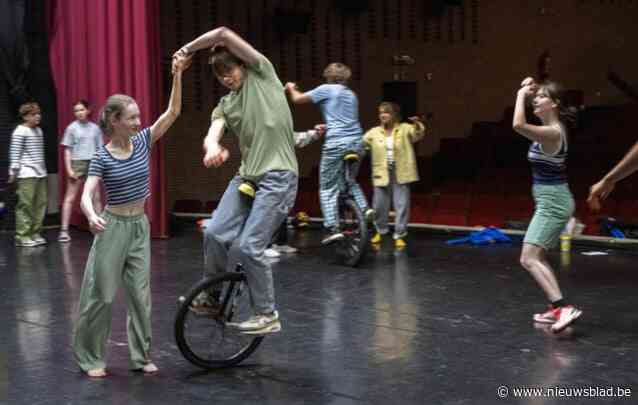 Circusatelier 't Sirk trekt naar festivals met eerste volwaardige voorstelling: “Het circus biedt een veilige plek voor mensen die zich elders minder goed voelen”