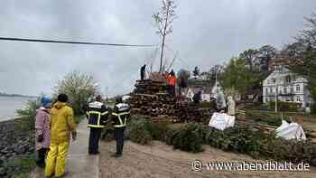 Osterfeuer-Helferin: „Schlechtestes Wetter seit zehn Jahren“