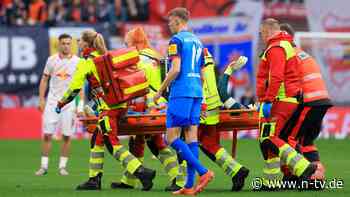 Übler Zusammenprall mit Stürmer: Leipzigs Torhüter Gulacsi mit Halskrause und Trage abtransportiert