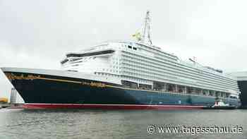 Hafen von Wismar: Kreuzfahrtschiff "Disney Adventure" ist ausgedockt