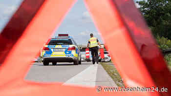 Autofahrer (57) überholt auf A8 bei Siegsdorf erst rechts und schrottet dann Sportwagen