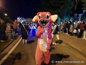 Massale belangstelling voor tweede Lommelse lichtstoet: “Eén groep moest nog meer dan 7.000 gloeilampen indraaien”