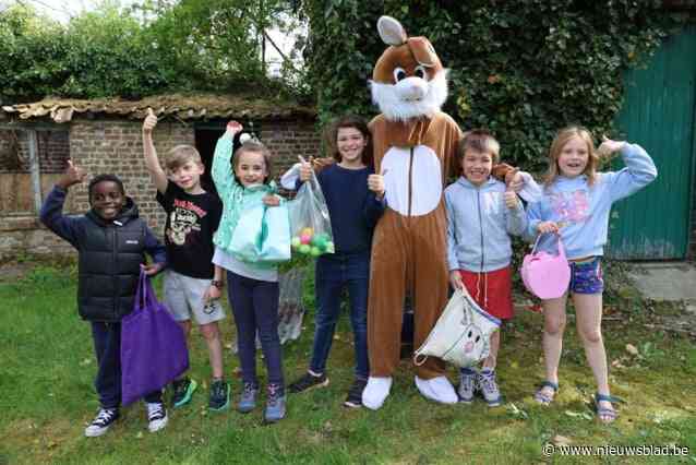 Kinderen leven zich uit tijdens gouden paaseierenraap